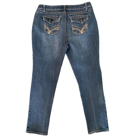 Cato Women’s Tapered Leg Jeans 16 Mid Rise Medium Wash Embroidered Stretch - Picture 3 of 7